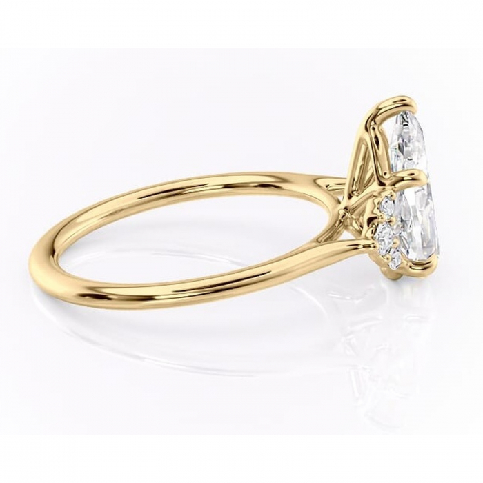 Inel de logodnă Rowena din aur Galben 14kt cu moissanite tăietură pară – Montură cu trei pietre rafinată pentru profil înalt | Personalizează și configurează gratuit online [2]