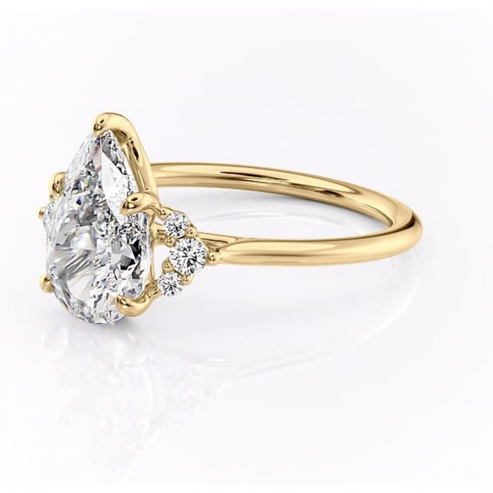 Inel de logodnă Rowena din aur Galben 14kt cu moissanite tăietură pară – Montură cu trei pietre rafinată pentru profil înalt | Personalizează și configurează gratuit online [7]