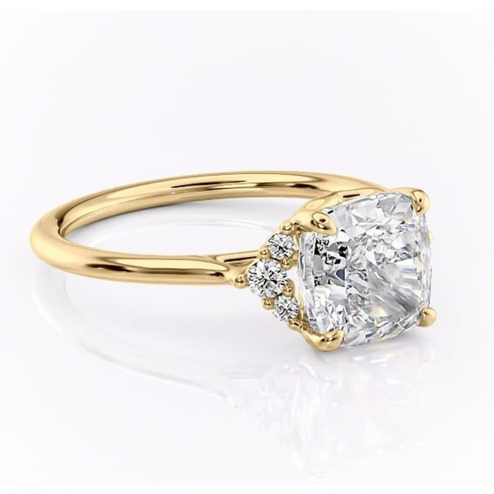 Inel de logodnă Rowena din aur Galben 18kt cu moissanite tăietură pernă – Montură cu trei pietre rafinată pentru profil înalt | Personalizează și configurează gratuit online [1]