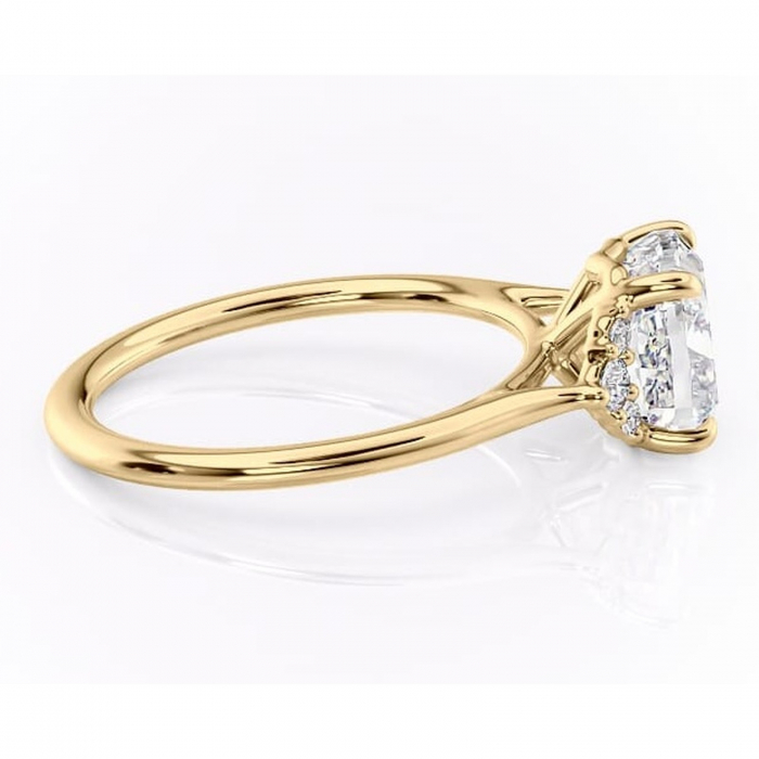 Inel de logodnă Rowena din aur Galben 18kt cu moissanite tăietură pernă – Montură cu trei pietre rafinată pentru profil înalt | Personalizează și configurează gratuit online [2]