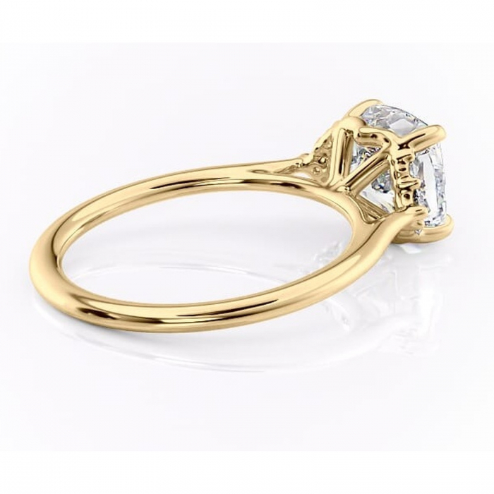 Inel de logodnă Rowena din aur Galben 18kt cu moissanite tăietură pernă – Montură cu trei pietre rafinată pentru profil înalt | Personalizează și configurează gratuit online [3]