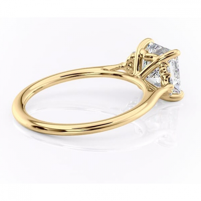 Inel de logodnă Rowena din aur Galben 14kt cu moissanite tăietură princess – Montură cu trei pietre rafinată pentru profil înalt | Personalizează și configurează gratuit online [3]