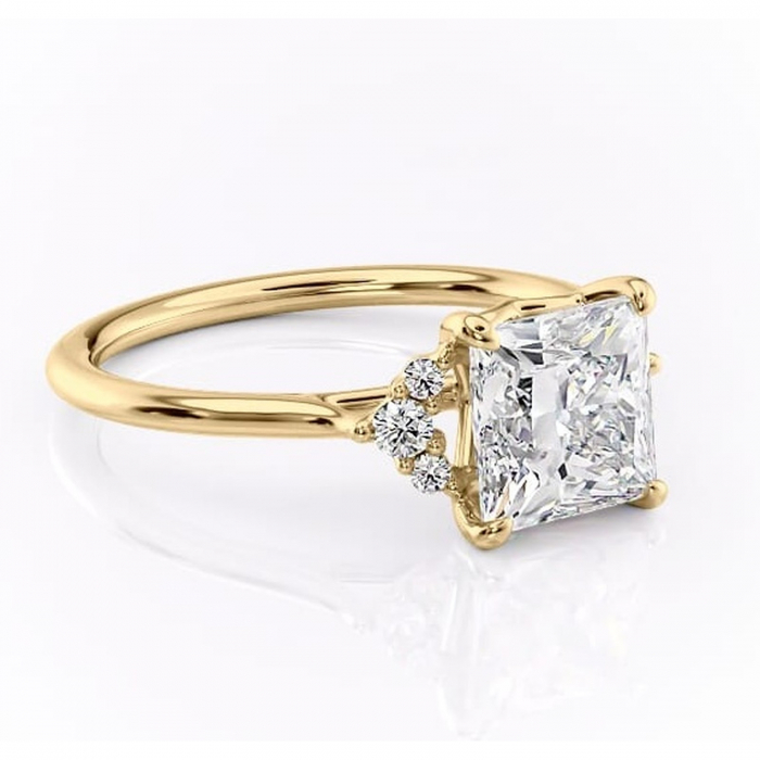 Inel de logodnă Rowena din aur Galben 14kt cu moissanite tăietură princess – Montură cu trei pietre rafinată pentru profil înalt | Personalizează și configurează gratuit online [1]