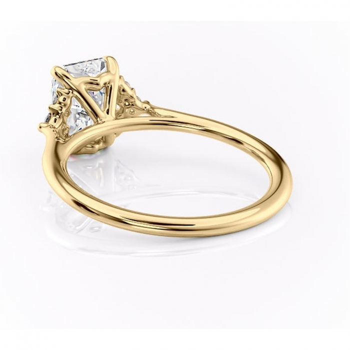 Inel de logodnă Rowena din aur Galben 18kt cu moissanite tăietură radiantă – Montură cu trei pietre rafinată pentru profil înalt | Personalizează și configurează gratuit online [4]