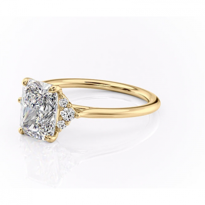 Inel de logodnă Rowena din aur Galben 18kt cu moissanite tăietură radiantă – Montură cu trei pietre rafinată pentru profil înalt | Personalizează și configurează gratuit online [7]