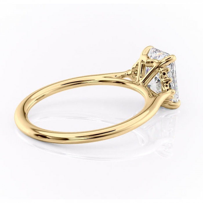 Inel de logodnă Rowena din aur Galben 18kt cu moissanite tăietură radiantă – Montură cu trei pietre rafinată pentru profil înalt | Personalizează și configurează gratuit online [3]