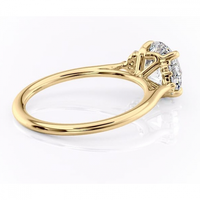 Inel de logodnă Rowena din aur Galben 14kt cu moissanite tăietură rotundă – Montură cu trei pietre rafinată pentru profil înalt | Personalizează și configurează gratuit online [3]