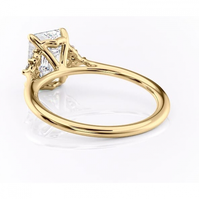 Inel de logodnă Rowena din aur Galben 18kt cu moissanite tăietură smarald – Montură cu trei pietre rafinată pentru profil înalt | Personalizează și configurează gratuit online [4]
