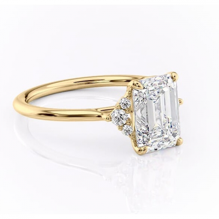 Inel de logodnă Rowena din aur Galben 18kt cu moissanite tăietură smarald – Montură cu trei pietre rafinată pentru profil înalt | Personalizează și configurează gratuit online [1]