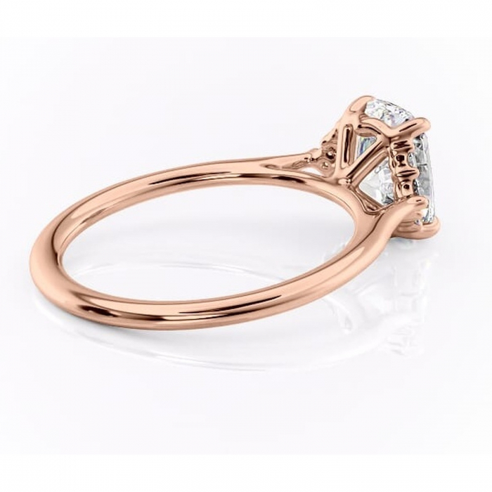 Inel de logodnă Rowena din aur Rose 14kt cu moissanite tăietură pernă – Montură cu trei pietre rafinată pentru profil înalt | Personalizează și configurează gratuit online [3]