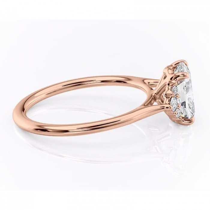 Inel de logodnă Rowena din aur Rose 14kt cu moissanite tăietură pernă – Montură cu trei pietre rafinată pentru profil înalt | Personalizează și configurează gratuit online [2]