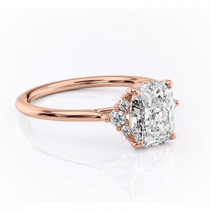 Inel de logodnă Rowena din aur Rose 14kt cu moissanite tăietură pernă – Montură cu trei pietre rafinată pentru profil înalt | Personalizează și configurează gratuit online [1]