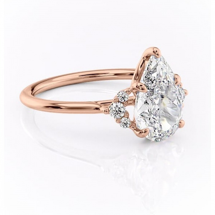 Inel de logodnă Rowena din aur Rose 18kt cu moissanite tăietură pară – Montură cu trei pietre rafinată pentru profil înalt | Personalizează și configurează gratuit online [1]