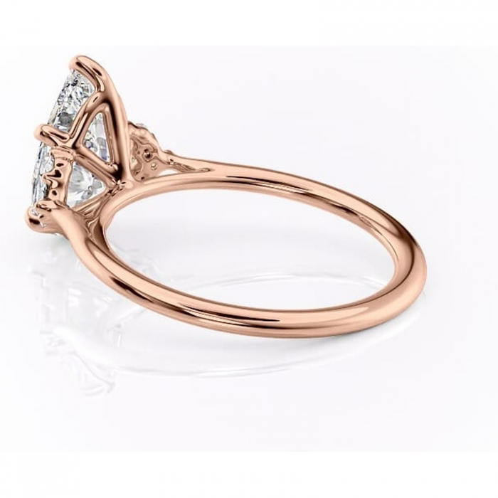 Inel de logodnă Rowena din aur Rose 18kt cu moissanite tăietură pară – Montură cu trei pietre rafinată pentru profil înalt | Personalizează și configurează gratuit online [5]