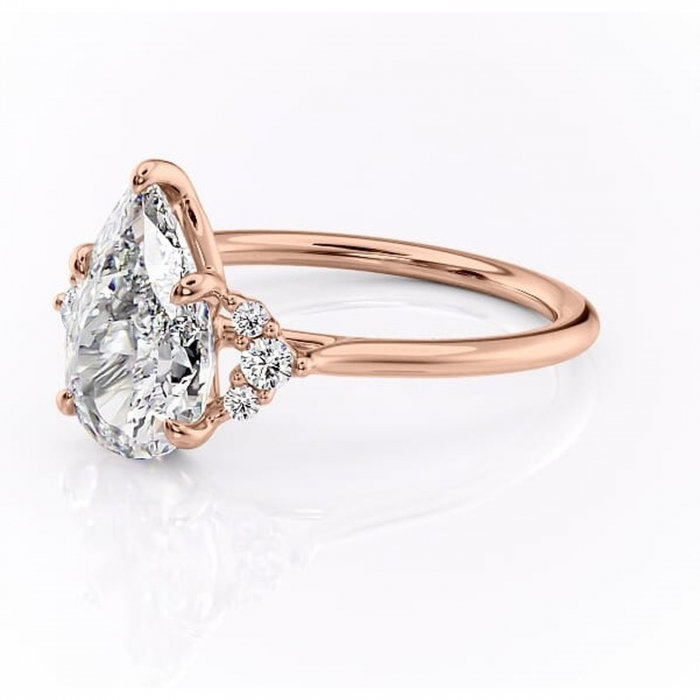Inel de logodnă Rowena din aur Rose 18kt cu moissanite tăietură pară – Montură cu trei pietre rafinată pentru profil înalt | Personalizează și configurează gratuit online [7]