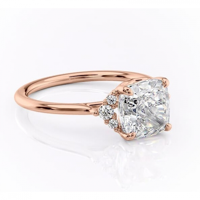 Inel de logodnă Rowena din aur Rose 18kt cu moissanite tăietură pernă – Montură cu trei pietre rafinată pentru profil înalt | Personalizează și configurează gratuit online [1]