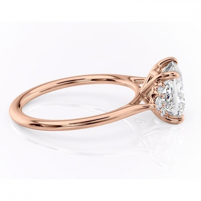 Inel de logodnă Rowena din aur Rose 18kt cu moissanite tăietură princess – Montură cu trei pietre rafinată pentru profil înalt | Personalizează și configurează gratuit online [2]
