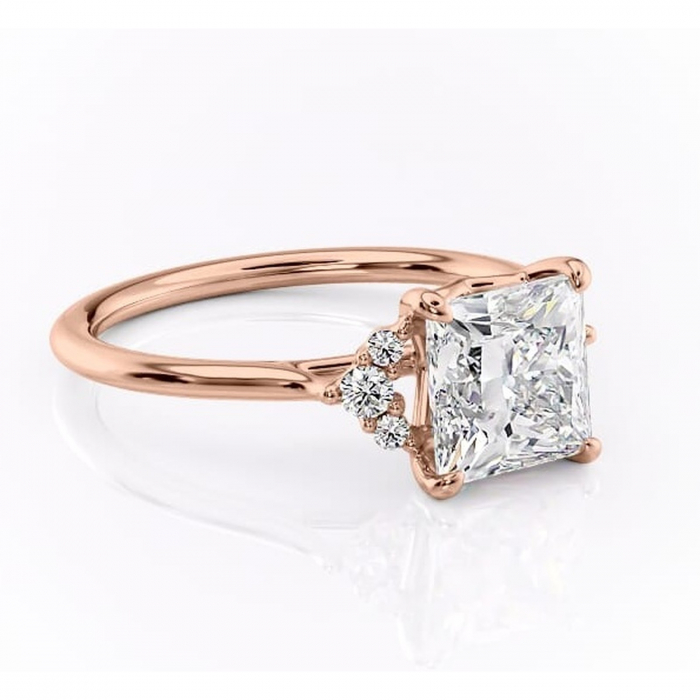 Inel de logodnă Rowena din aur Rose 18kt cu moissanite tăietură princess – Montură cu trei pietre rafinată pentru profil înalt | Personalizează și configurează gratuit online [1]
