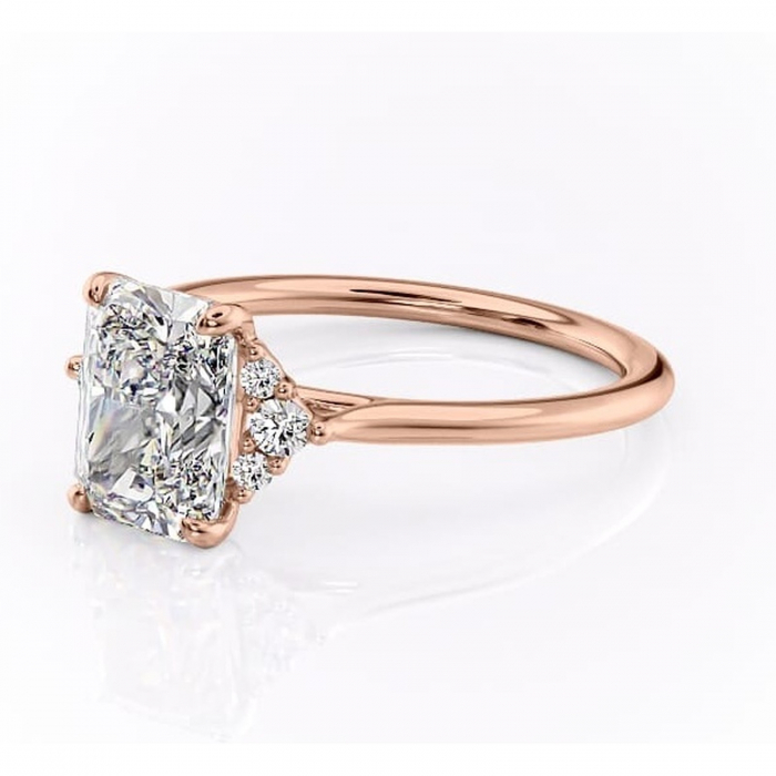 Inel de logodnă Rowena din aur Rose 14kt cu moissanite tăietură radiantă – Montură cu trei pietre rafinată pentru profil înalt | Personalizează și configurează gratuit online [7]