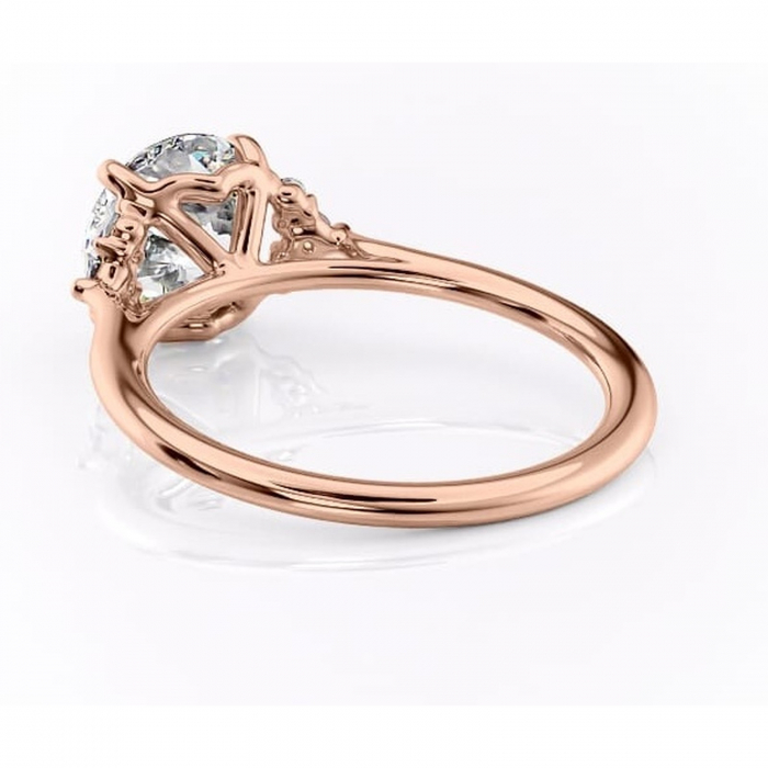 Inel de logodnă Rowena din aur Rose 14kt cu moissanite tăietură rotundă – Montură cu trei pietre rafinată pentru profil înalt | Personalizează și configurează gratuit online [4]