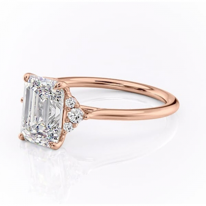 Inel de logodnă Rowena din aur Rose 14kt cu moissanite tăietură smarald – Montură cu trei pietre rafinată pentru profil înalt | Personalizează și configurează gratuit online [7]