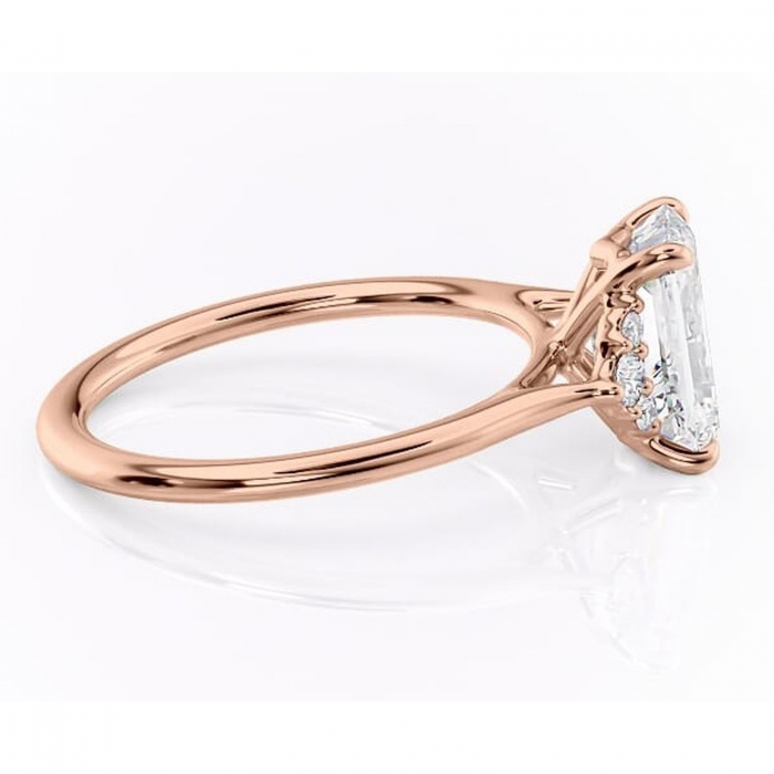 Inel de logodnă Rowena din aur Rose 14kt cu moissanite tăietură smarald – Montură cu trei pietre rafinată pentru profil înalt | Personalizează și configurează gratuit online [2]