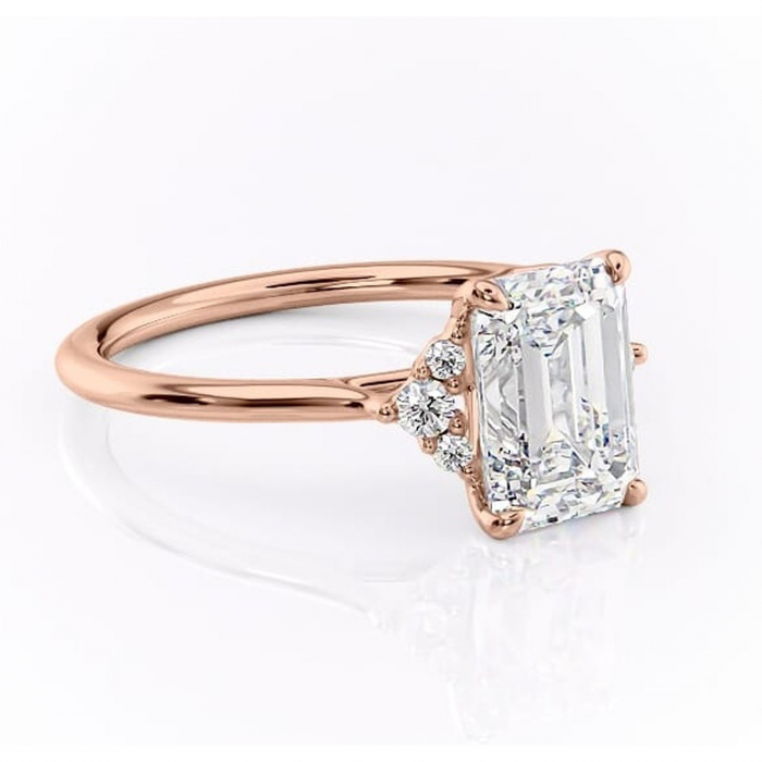 Inel de logodnă Rowena din aur Rose 14kt cu moissanite tăietură smarald – Montură cu trei pietre rafinată pentru profil înalt | Personalizează și configurează gratuit online [1]