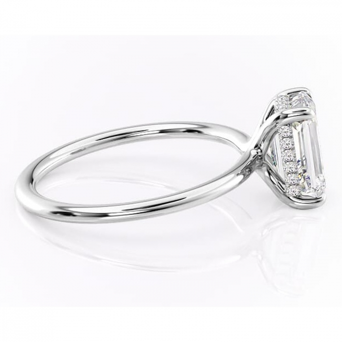 Inel de logodnă Ruby din aur Alb 14kt cu moissanite tăietură smarald – Solitar rafinată pentru profil înalt | Personalizează și configurează gratuit online [2]