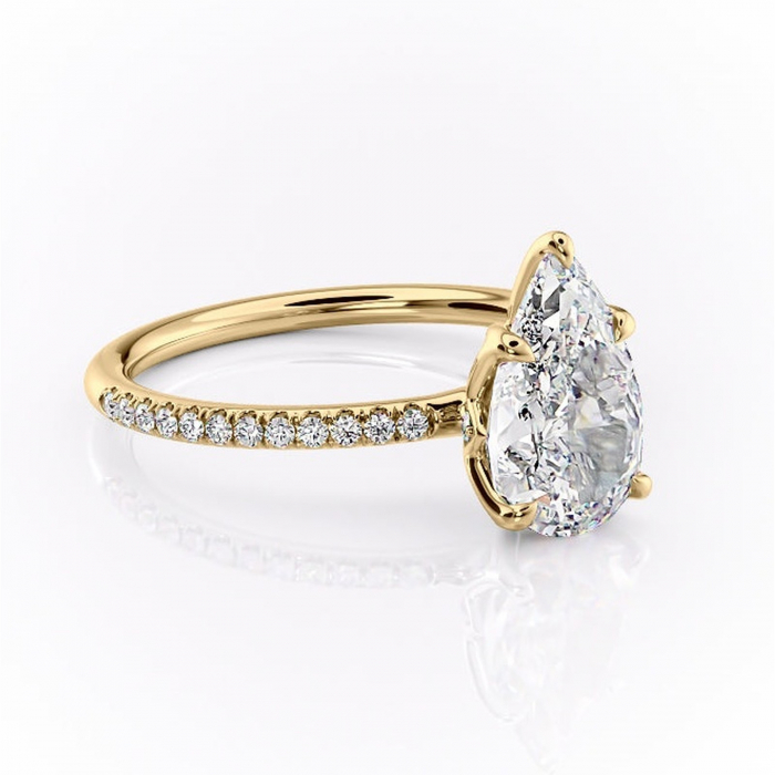 Inel de logodnă Seren din aur Galben 14kt cu moissanite tăietură pară – Montură pavé rafinată pentru profil înalt | Personalizează și configurează gratuit online [1]