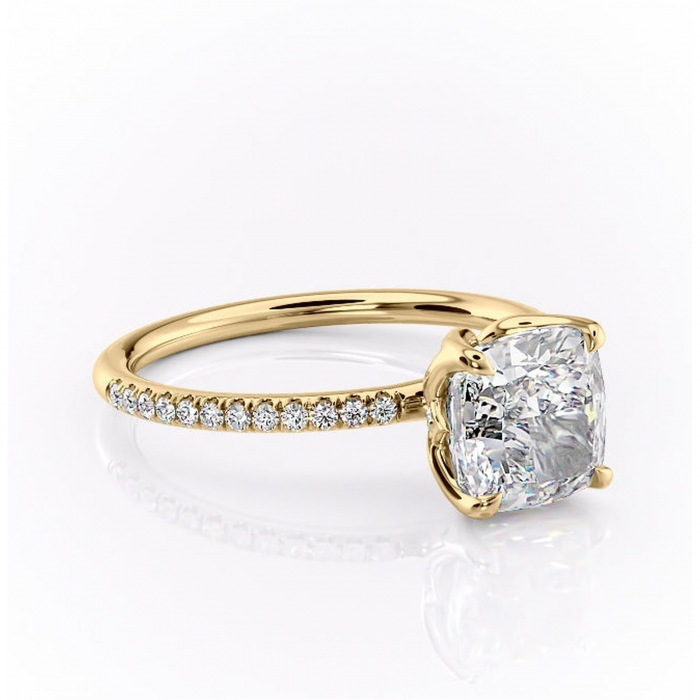 Inel de logodnă Seren din aur Galben 14kt cu moissanite tăietură pernă – Montură pavé rafinată pentru profil înalt | Personalizează și configurează gratuit online [1]