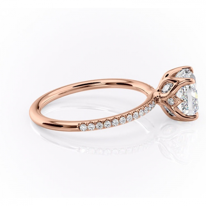 Inel de logodnă Seren din aur Rose 14kt cu moissanite tăietură pernă – Montură pavé rafinată pentru profil înalt | Personalizează și configurează gratuit online [2]