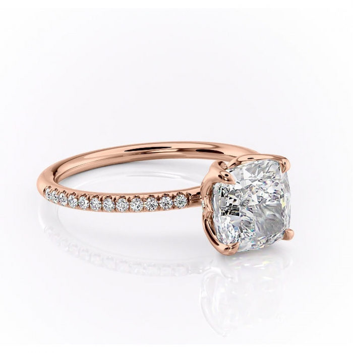 Inel de logodnă Seren din aur Rose 14kt cu moissanite tăietură pernă – Montură pavé rafinată pentru profil înalt | Personalizează și configurează gratuit online [1]