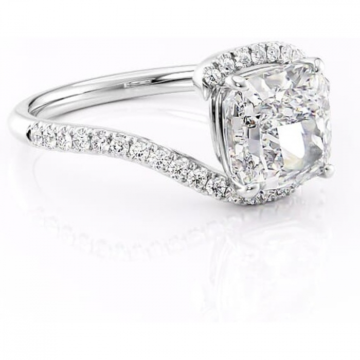 Inel de logodnă Sienna din aur Alb 14kt cu moissanite tăietură pernă – Montură pavé rafinată pentru profil mediu | Personalizează și configurează gratuit online [1]