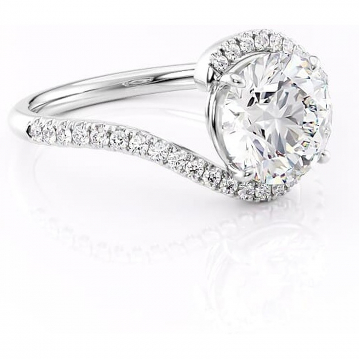 Inel de logodnă Sienna din aur Alb 14kt cu moissanite tăietură rotundă – Montură pavé rafinată pentru profil mediu | Personalizează și configurează gratuit online [1]