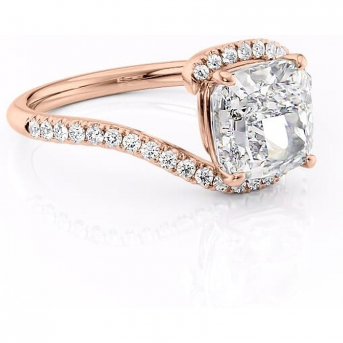 Inel de logodnă Sienna din aur Rose 14kt cu moissanite tăietură pernă – Montură pavé rafinată pentru profil mediu | Personalizează și configurează gratuit online [1]