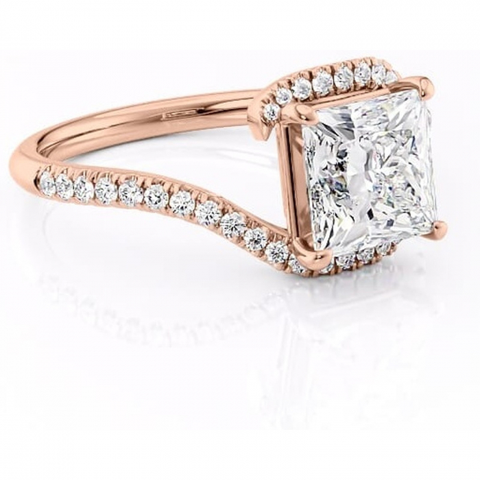 Inel de logodnă Sienna din aur Rose 18kt cu moissanite tăietură princess – Montură pavé rafinată pentru profil mediu | Personalizează și configurează gratuit online [1]