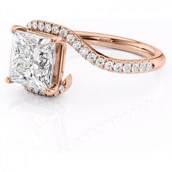 Inel de logodnă Sienna din aur Rose 18kt cu moissanite tăietură princess – Montură pavé rafinată pentru profil mediu | Personalizează și configurează gratuit online [7]
