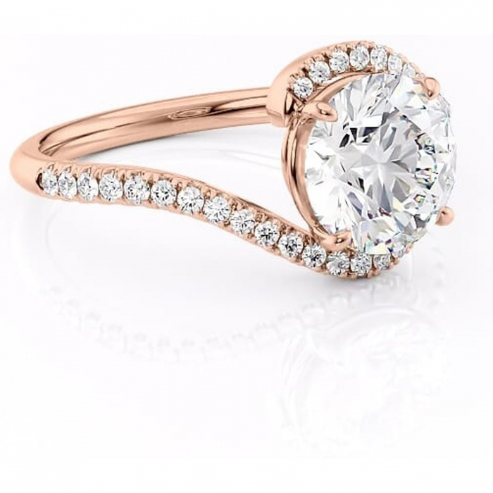 Inel de logodnă Sienna din aur Rose 14kt cu moissanite tăietură rotundă – Montură pavé rafinată pentru profil mediu | Personalizează și configurează gratuit online [1]