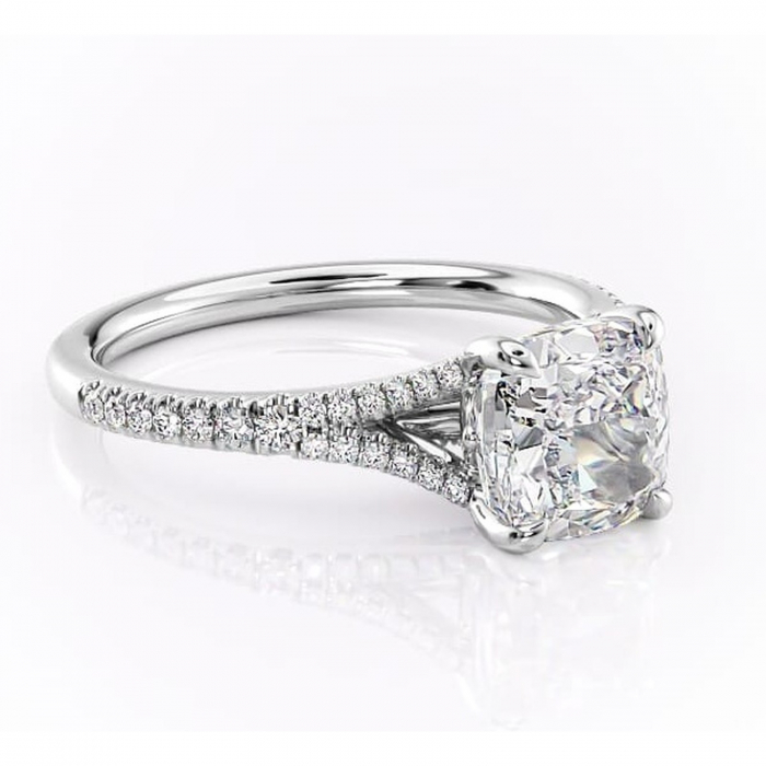 Inel de logodnă Skye din aur Alb 14kt cu moissanite tăietură pernă – Montură pavé rafinată pentru profil înalt | Personalizează și configurează gratuit online [1]