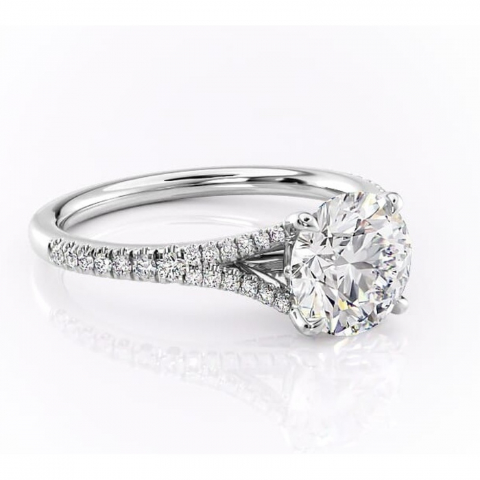 Inel de logodnă Skye din aur Alb 14kt cu moissanite tăietură rotundă – Montură pavé rafinată pentru profil înalt | Personalizează și configurează gratuit online [1]