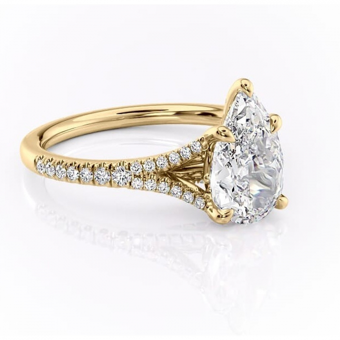 Inel de logodnă Skye din aur Galben 14kt cu moissanite tăietură pară – Montură pavé rafinată pentru profil înalt | Personalizează și configurează gratuit online [1]