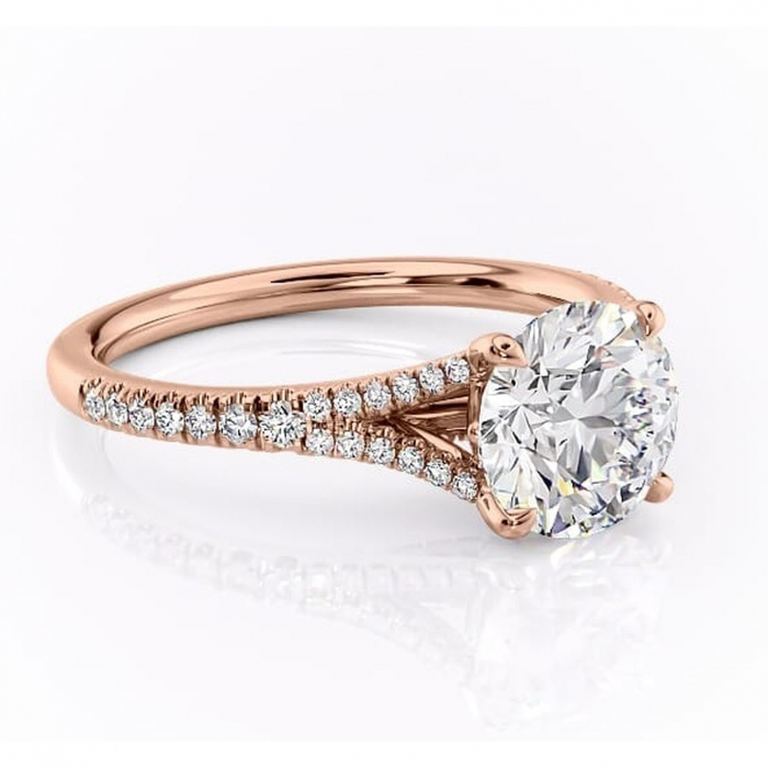Inel de logodnă Skye din aur Rose 14kt cu moissanite tăietură rotundă – Montură pavé rafinată pentru profil înalt | Personalizează și configurează gratuit online [1]