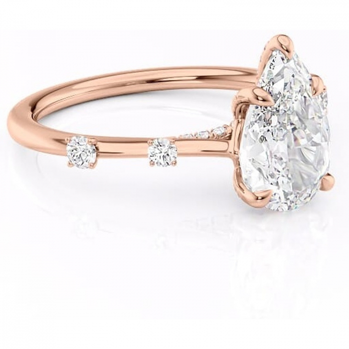 Inel de logodnă Talia din aur Rose 18kt cu moissanite tăietură pară – Pietre laterale rafinată pentru profil înalt | Personalizează și configurează gratuit online [1]