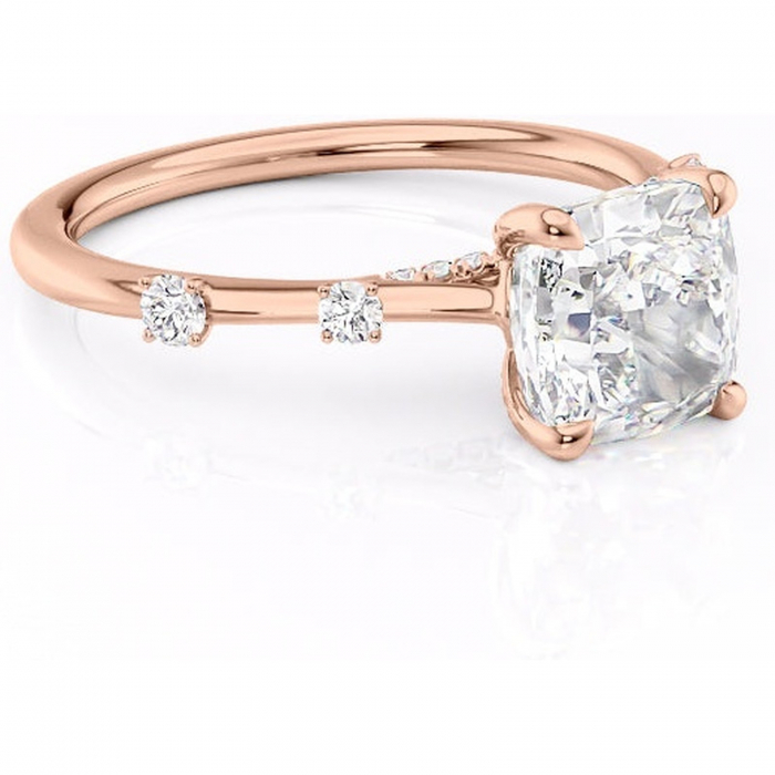 Inel de logodnă Talia din aur Rose 14kt cu moissanite tăietură pernă – Pietre laterale rafinată pentru profil înalt | Personalizează și configurează gratuit online [1]