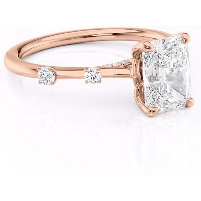 Inel de logodnă Talia din aur Rose 14kt cu moissanite tăietură radiantă – Pietre laterale rafinată pentru profil înalt | Personalizează și configurează gratuit online [1]