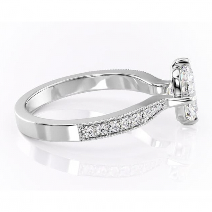 Inel de logodnă Thalia din aur Alb 14kt cu moissanite tăietură pernă – Montură pavé rafinată pentru profil mediu | Personalizează și configurează gratuit online [2]