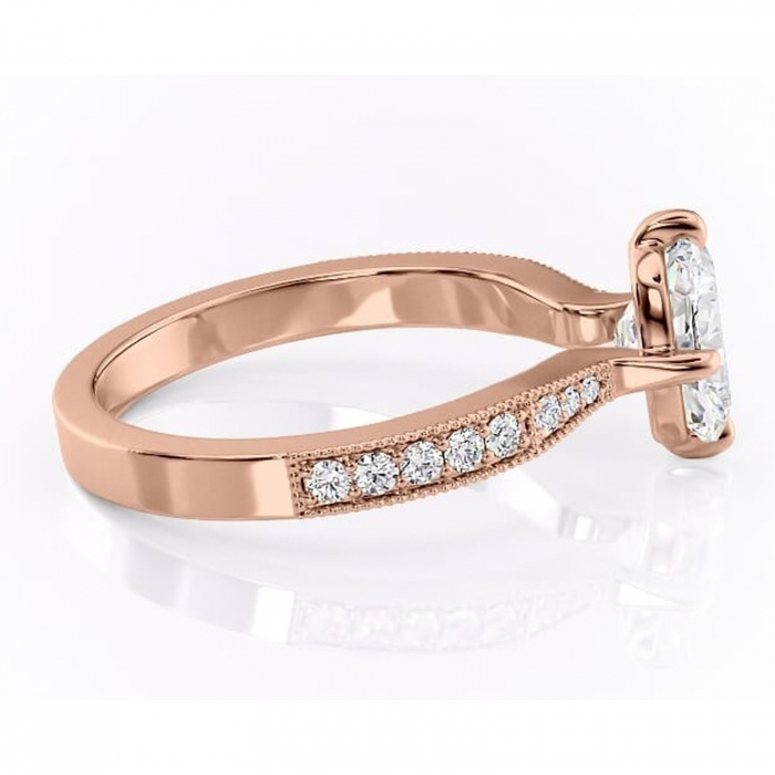 Inel de logodnă Thalia din aur Rose 14kt cu moissanite tăietură pernă – Montură pavé rafinată pentru profil mediu | Personalizează și configurează gratuit online [2]