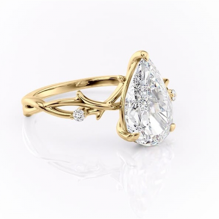 Inel de logodnă Thalina din aur Galben 18kt cu moissanite tăietură pară – Solitar rafinată pentru profil mediu | Personalizează și configurează gratuit online [1]