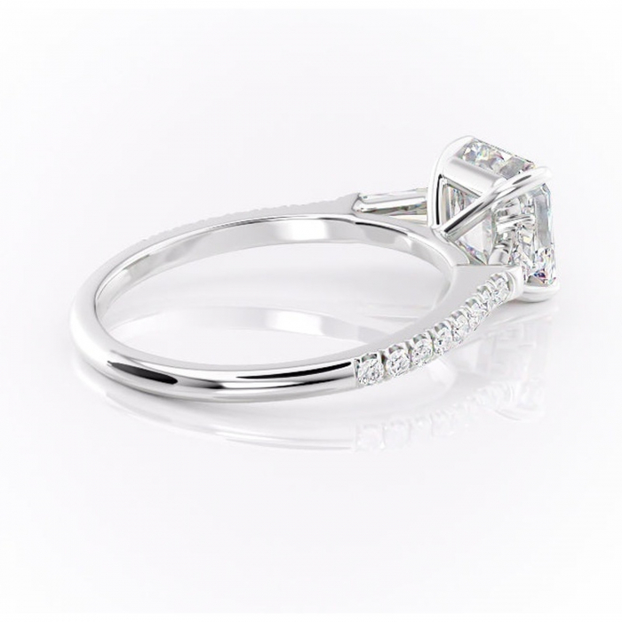 Inel de logodnă Theodora din aur Alb 14kt cu moissanite tăietură asscher – Montură cu trei pietre rafinată pentru profil înalt | Personalizează și configurează gratuit online [3]