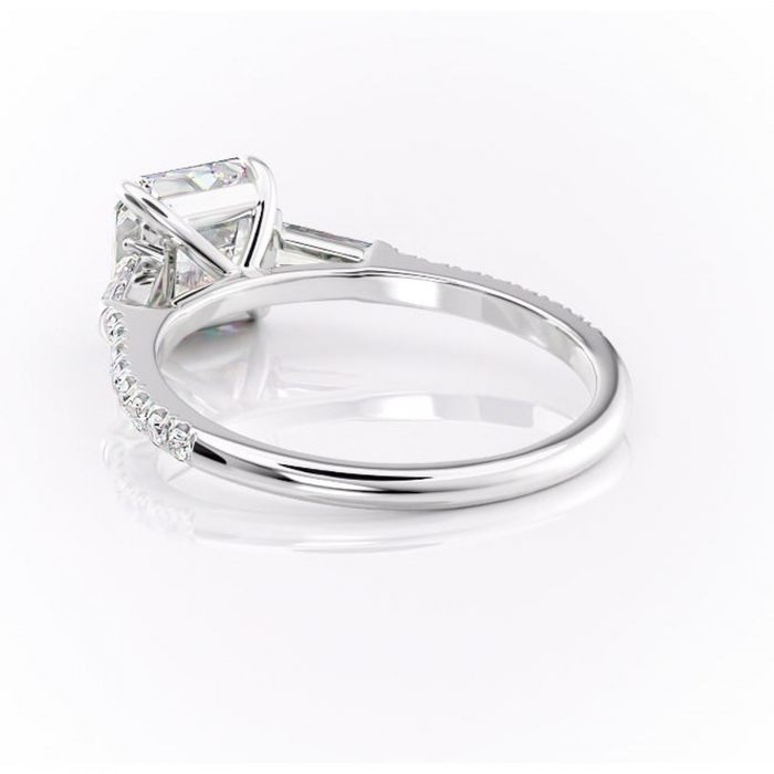 Inel de logodnă Theodora din aur Alb 14kt cu moissanite tăietură asscher – Montură cu trei pietre rafinată pentru profil înalt | Personalizează și configurează gratuit online [4]